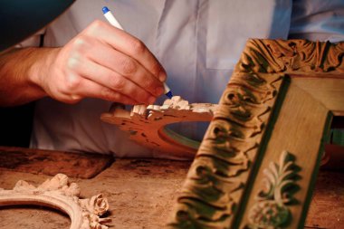 Restorer ahşap çerçeveleri onarır