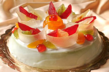 İtalyan yemeği tarifi, geleneksel Sicilya tatlı badem ezmesi, pandispanya, ricotta peyniri ile hazırlanmış Cassata şekerlenmiş meyve, çikolata.
