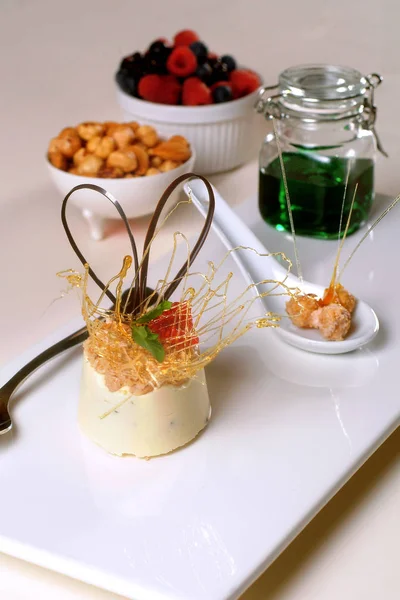 İtalyan yemek tarifleri, süt ile geleneksel bavarese kek, krem, vanilya. — Stok fotoğraf