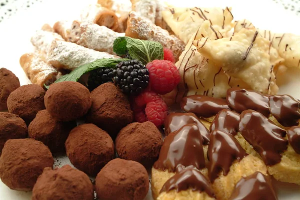 Csokoládés sütemények széles választékát — Stock Fotó