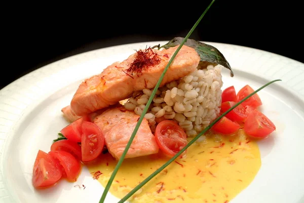 Receitas de alimentos italianos, salmão com cevada fervida e molho de açafrão — Fotografia de Stock