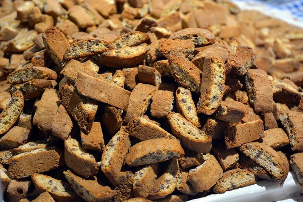 Comida italiana, Cantucci las tradicionales galletas crujientes toscanas con almendras . — Foto de Stock