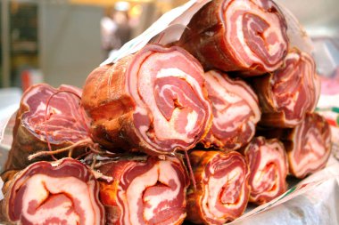 İtalyan gıda ürünleri şarküteri satıcı pastırma haddelenmiş.