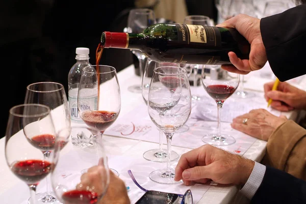Turyn, Piemont, Włochy. -10-26-2009- Targi "Wystawa win", degustacja dojrzałego toskańskiego czerwonego wina Brunello di Montalcino. — Zdjęcie stockowe