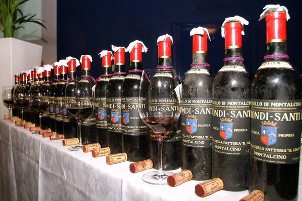 Τορίνο, Πεδεμόντιο, Ιταλία. -10 / 26 / 2009 - Έκθεση "Έκθεση κρασιού", παλαιωμένο κόκκινο κρασί της Τοσκάνης Brunello di Montalcino. — Φωτογραφία Αρχείου