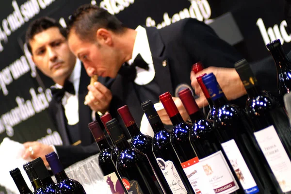 Turin, Piedmont, Italy. -10/26/2009- Fair "Wine show" sommeliers smell cork for wine tasting. — Stock Photo, Image