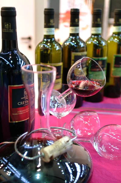 Турин, П'ємонт, Італія. -10/26/2009-ярмарок "вино-шоу" червоне вино Аґананіко. — стокове фото