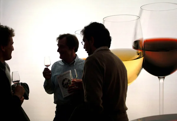 토리노, 피에몬테, 이탈리아. -10/26/2009- 와인 시음 중 사람들의 공정한 "와인 쇼" 실루엣. — 스톡 사진