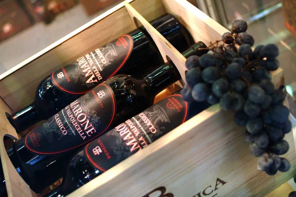 Torino, Piemonte, Italia. 26 / 10 / 2009- Fiera "Wine show" bottiglie di vino rosso invecchiato Amarone Valpolicella . — Foto Stock