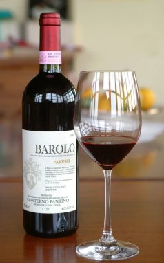 Torino, Piedmont/İtalya. -24/10/2009- Wineshow. Yaşlı kırmızı şarap Barolo şişe.