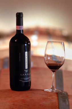 Torino, Piedmont/İtalya. -24.10.2009- Wineshow fuarı. Yaşlı kırmızı şarap Barolo şişe.