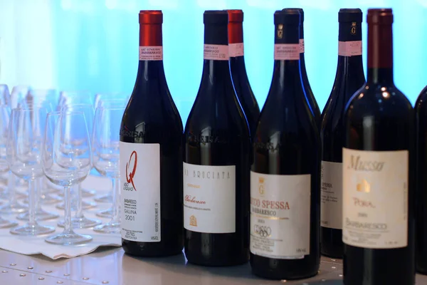 Turyn, Piemont/Włochy-10/24/2009-"Targi Wineshow". Butelki w wieku czerwonego wina Barbaresco. — Zdjęcie stockowe