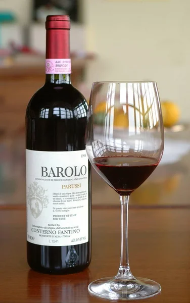 Τορίνο, Πιεμόντε/Ιταλία. -10/24/2009-η εκπομπή των Γουάινς. Μπουκάλι από παλαιωμένο κόκκινο κρασί Μπαρόλο. — Φωτογραφία Αρχείου