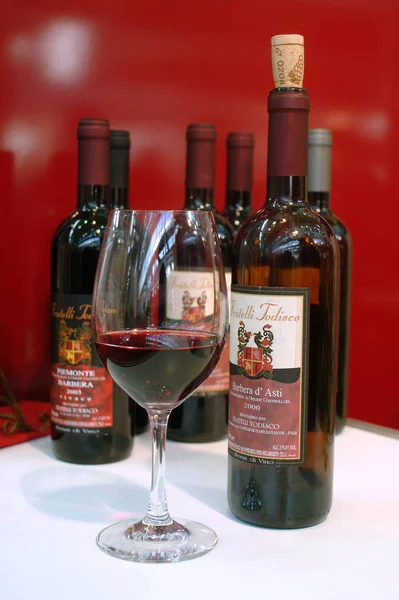 Turin, Piedmont/Italy. -10/24/2009-  The Wineshow fair. Bottles of Barbera wine. — Stock Photo, Image