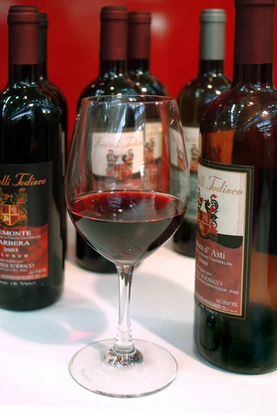 Turin, Piedmont/Italy. -10/24/2009-  The Wineshow fair. Bottles of Barbera wine. — Stock Photo, Image