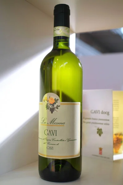 Torino, Piedmont/Olaszország. -10/24/2009-a Borszakvásáron. Palack fehér bor GAVI. — Stock Fotó
