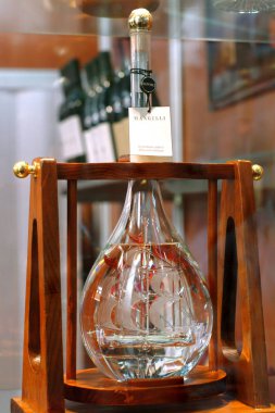 Torino, Piedmont / İtalya. -10/24/2009- The Wineshow Fair. Aromatik Grappa şişeleri.