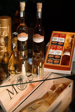 Torino, Piedmont / İtalya. -10/24/2009- The Wineshow Fair. Aromatik Grappa şişeleri.