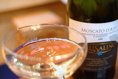 Torino, Piedmont/İtalya. -24.10.2009- Wineshow Fuarı. Moscato d'Asti beyaz köpüklü şarap.