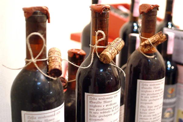 Turín, Piamonte / Italia. -24 / 10 / 2009- La Feria de la Bodega. Botellas de vino tinto Nebbiolo . — Foto de Stock