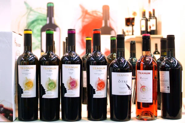 Turin, Piedmont/Italy. -10/24/2009-  The Wineshow Fair. Bottles of Puglia wines. — Stock Photo, Image