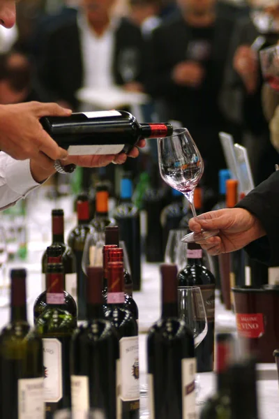 Turin, Piedmont/Italy. -10/24/2009-  The Wineshow. Tasting wines — Stock Photo, Image