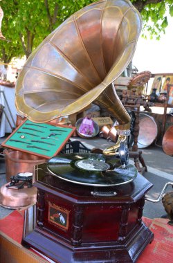 Castelnuovo don Bosco, Piedmont, İtalya -25.04.2018- Yıllık antika ve vintage pazarında eski gramofon