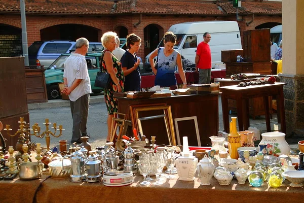 Castelnuovo don Bosco, Piemont, Włochy -04 / 25 / 2018- Roczny rynek antyków i roczników — Zdjęcie stockowe