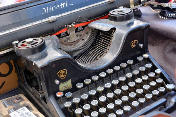 Castelnuovo don Bosco, Piemonte / Itália. -04 / 25 / 2018- Antiga máquina de escrever no mercado anual de antiguidades e vintage . — Fotografia de Stock