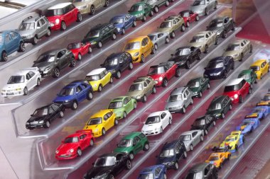 Castelnuovo don Bosco, Piedmont/İtalya. -25.04.2018- Yıllık antika ve vintage pazarında eski model araba sıraları.