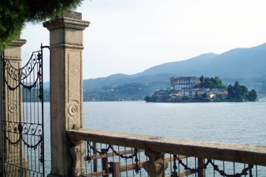 Orta San Giulio, Orta Gölü, Piedmont, İtalya San Giulio Adası ile manastır ve park