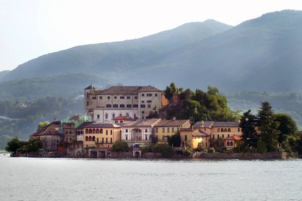 オルタサンジュリオ、オルタ湖、ピエモンテ、イタリア修道院と公園とサンジュリオの島 — ストック写真