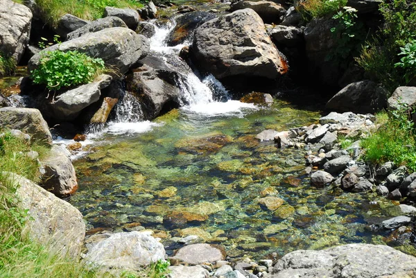 Aguas claras y dulces que fluyen en torrentes alpinos del valle de Aosta, Italia . —  Fotos de Stock