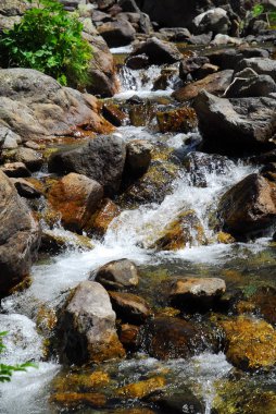 Aosta Vadisi, İtalya alp sel içinde akan temiz ve taze su.
