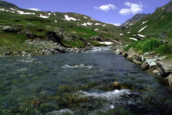 Klares und frisches Wasser, das in den Gebirgsbächen des Aostatals fließt, Italien. — Stockfoto
