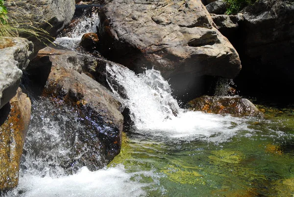 Tiszta és friss víz áramlik az Aosta-völgy, Olaszország alpesi özön. — Stock Fotó