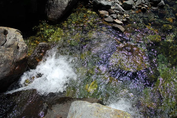 Águas límpidas e doces que correm em torrentes alpinas do vale de Aosta, Itália . — Fotografia de Stock