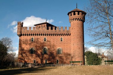 Torino, Piedmont, İtalya. Valentino parkında ortaçağ kalenin yeniden inşası.