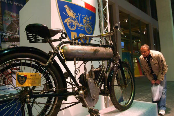 Turin, Piémont, Italie -7 / 02 / 2014- AutoMotoRetro est le salon périodique annuel pour les amateurs et les collectionneurs de voitures anciennes et de motos et de mécanique rétro — Photo