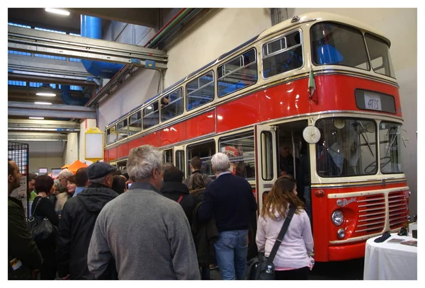 Turin, Piémont, Italie -7 / 02 / 2014- AutoMotoRetro est le salon périodique annuel pour les amateurs et les collectionneurs de voitures anciennes et de motos et de mécanique rétro — Photo