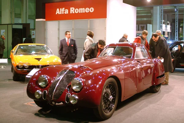 Turin, Piémont, Italie -7 / 02 / 2014- AutoMotoRetro est le salon périodique annuel pour les amateurs et les collectionneurs de voitures anciennes et de motos et de mécanique rétro — Photo