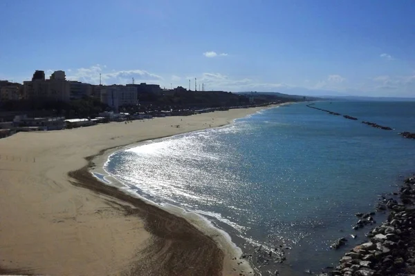 Termoli, Molise, Itálie, písečná pláž San Antonio. — Stock fotografie