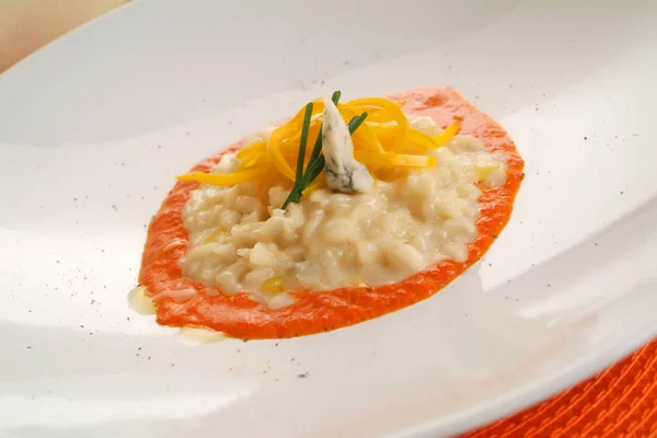 Italian food recipes, risotto with peppers and gorgonzola cheese — Stock Photo, Image