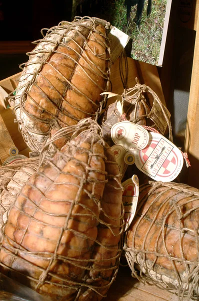 Turín, Piamonte, Italia. -10 / 22 / 2010- La feria gastronómica "Salone del Gusto". Jamón tradicional Culatello . — Foto de Stock