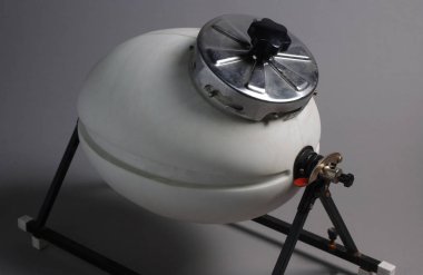 Çamaşırlar için eski manuel çamaşır makinesi