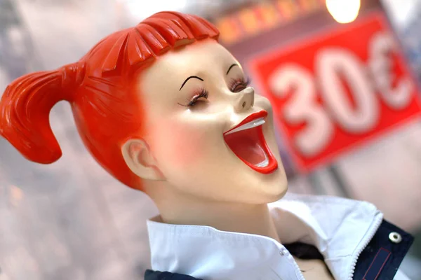 Mannequin en forme de fille souriante avec étiquette de prix de vente en Euro sur le fond . — Photo