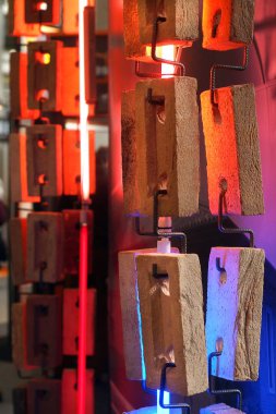 El yapımı pişmiş toprak tuğla sıraları