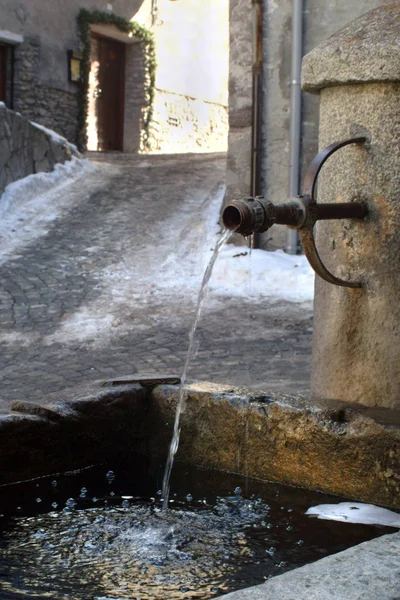 Antigua fuente de agua dulce de montaña para beber piedra — Foto de Stock