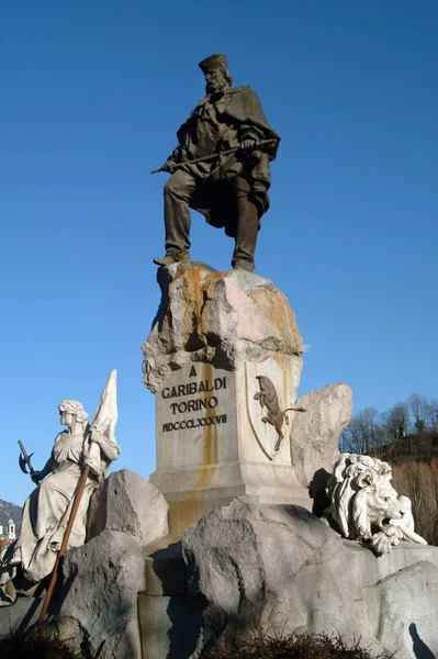 Torino, Piedmont, İtalya. İtalyan devrimci kahramanı Giuseppe Garibaldi'ye ithaf edilen heykel