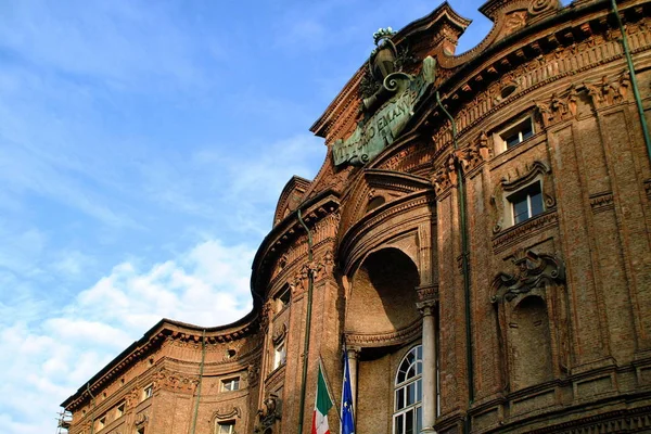 Turim, Piemonte, Itália a fachada de tijolo curvo do Palazzo Carignano, lar do primeiro parlamento do reino unificado da Itália — Fotografia de Stock